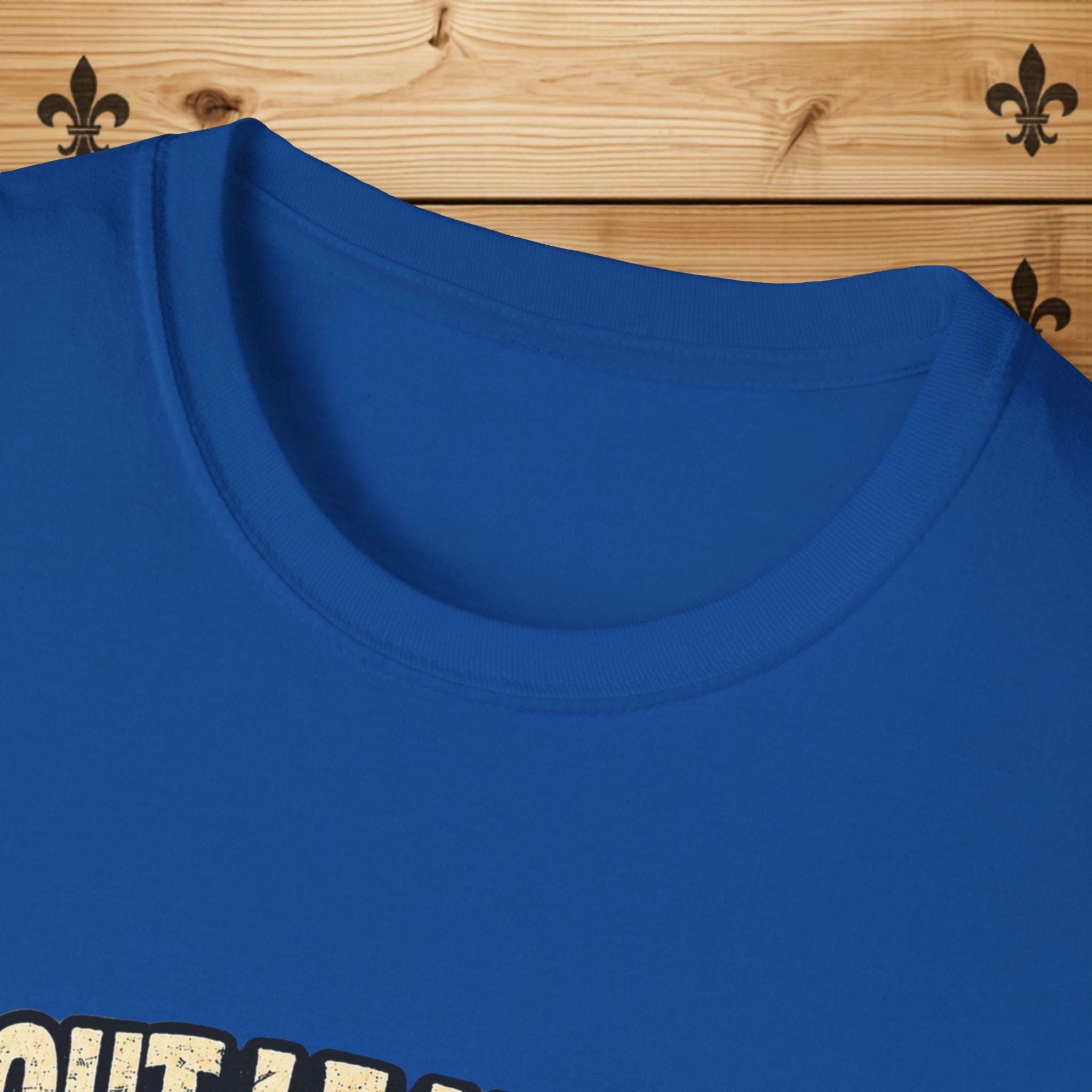 Tout Le Monde a le Droit d'Être Laitte T-Shirt French Fleur-de-lys Patriotic Design Quebec T-Shirt